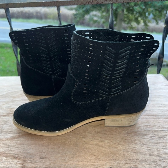 Coldwater Creek Walk With Me Black Suede Perforated Ankle Booties Women’s Sz 8M - Picture 7 of 11